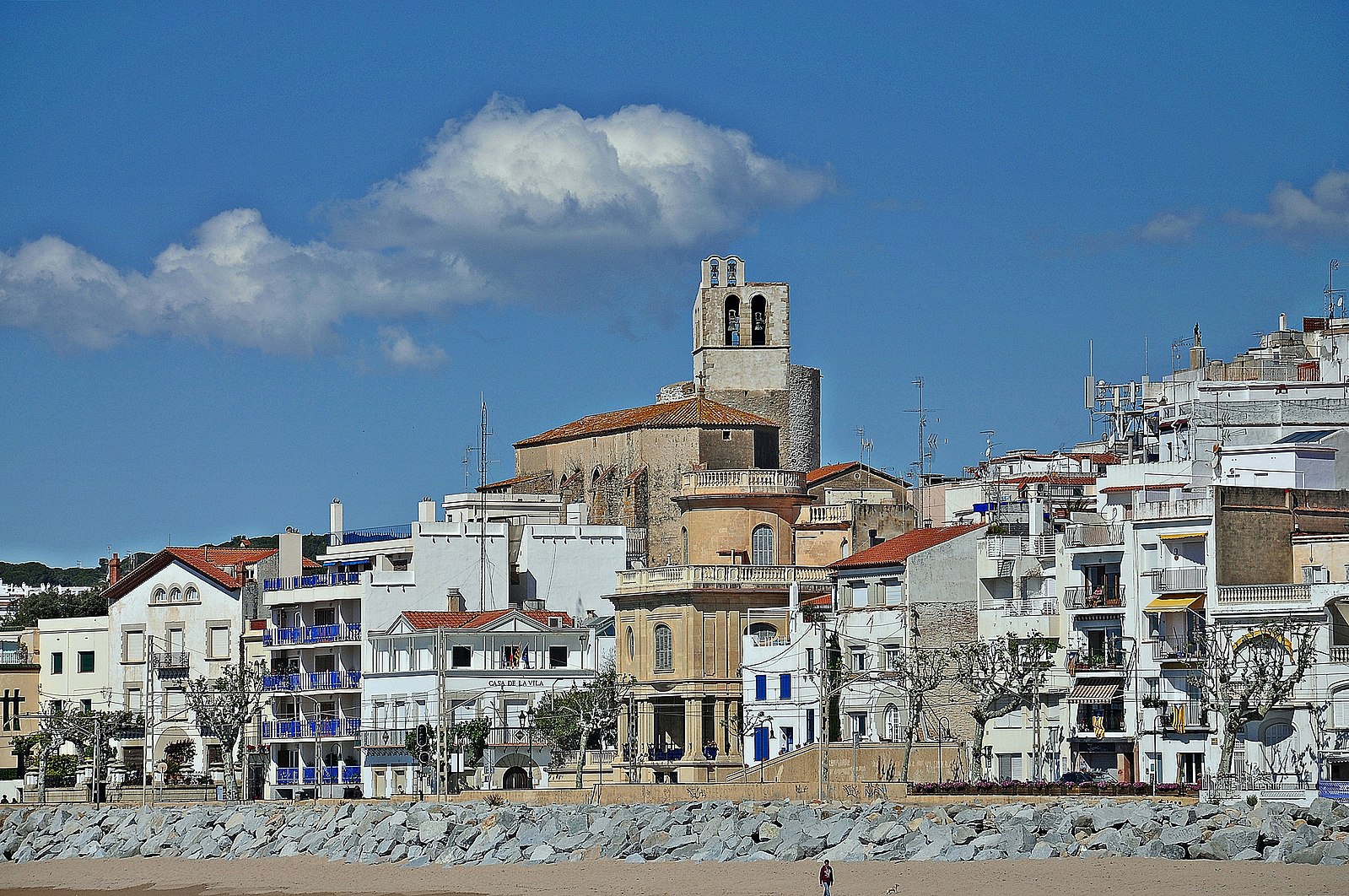 https://thecup.cat/wp-content/uploads/2019/06/1599px-Iglesia_de_Sant_Jaume-Sant_Pol_de_Mar_6.jpg